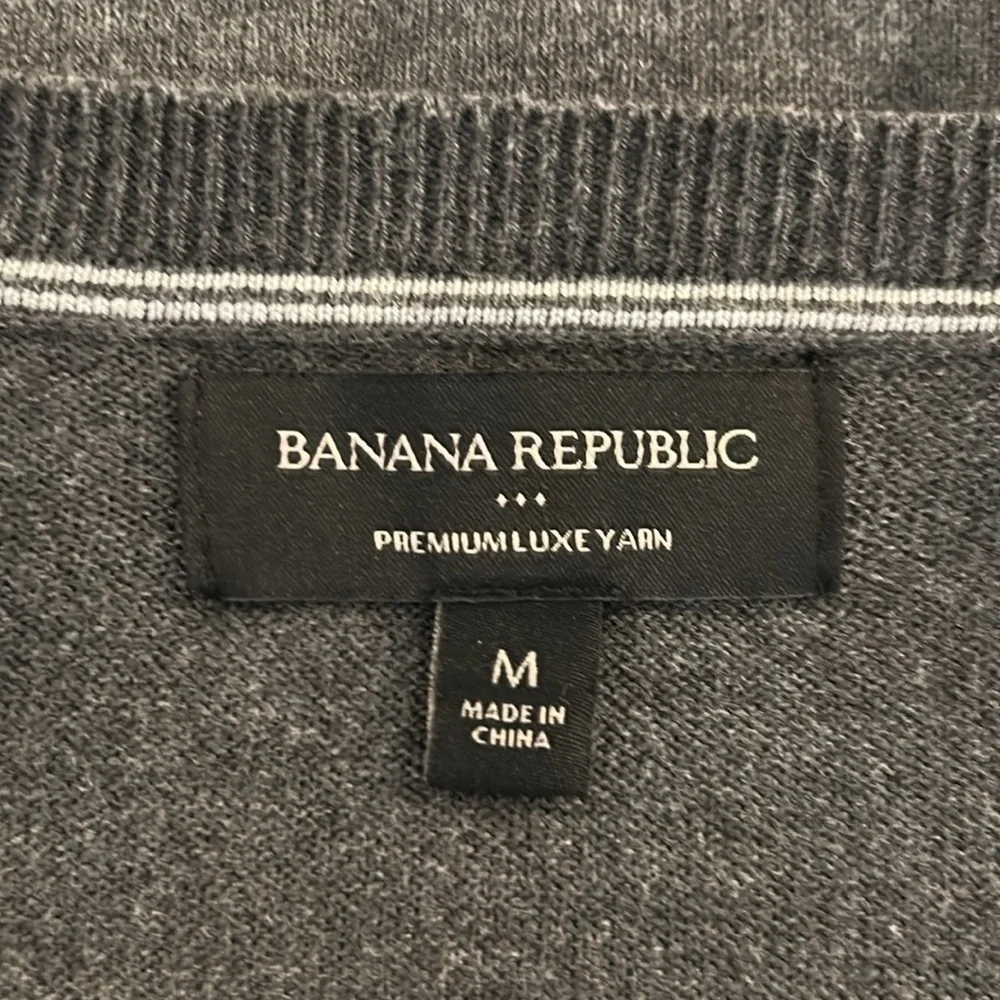 Banana Republic Men's Gray Super Soft Silk Cashmere Blend V-Neck Sweater Size M‎